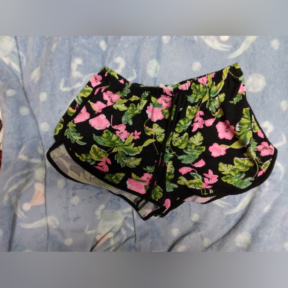 Shorts with floral pattern